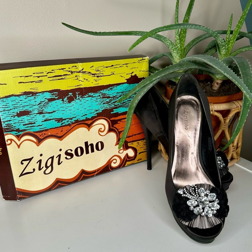 Zigi Soho Black Satin Peep-Toe Platform Heels Crystal Rosette Stiletto size 8